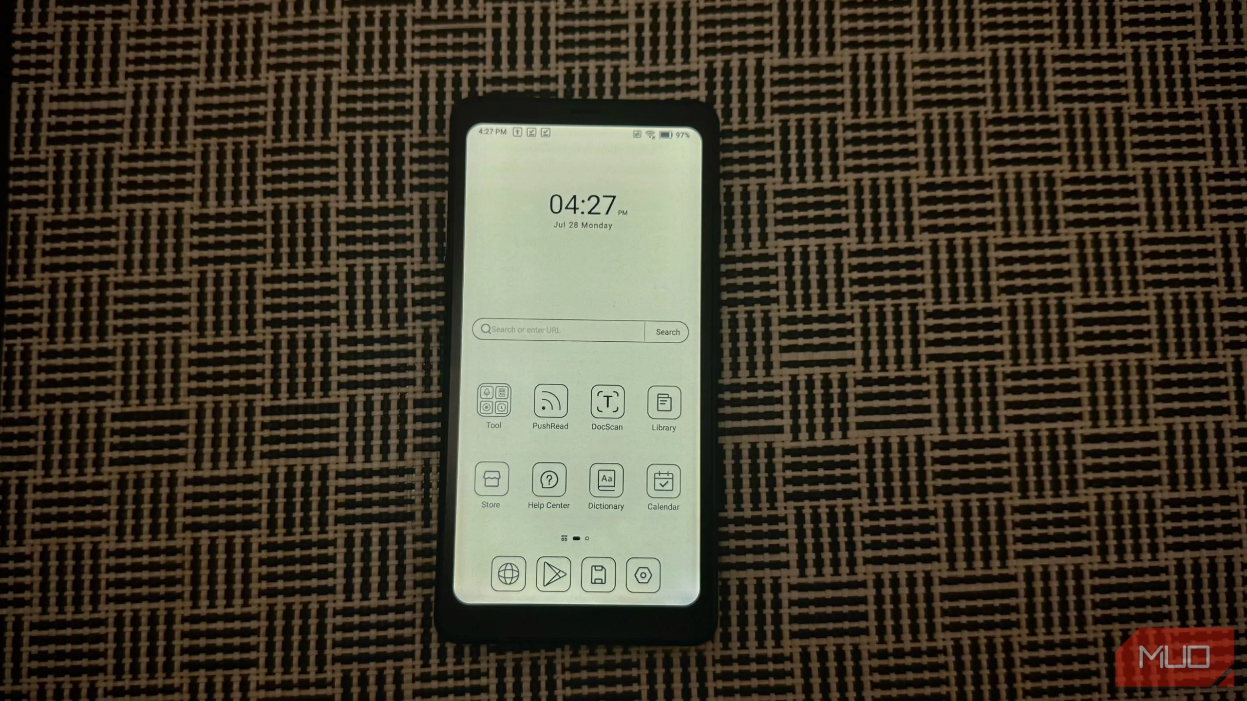 Boox Palma 2 trên bàn với màn hình chính