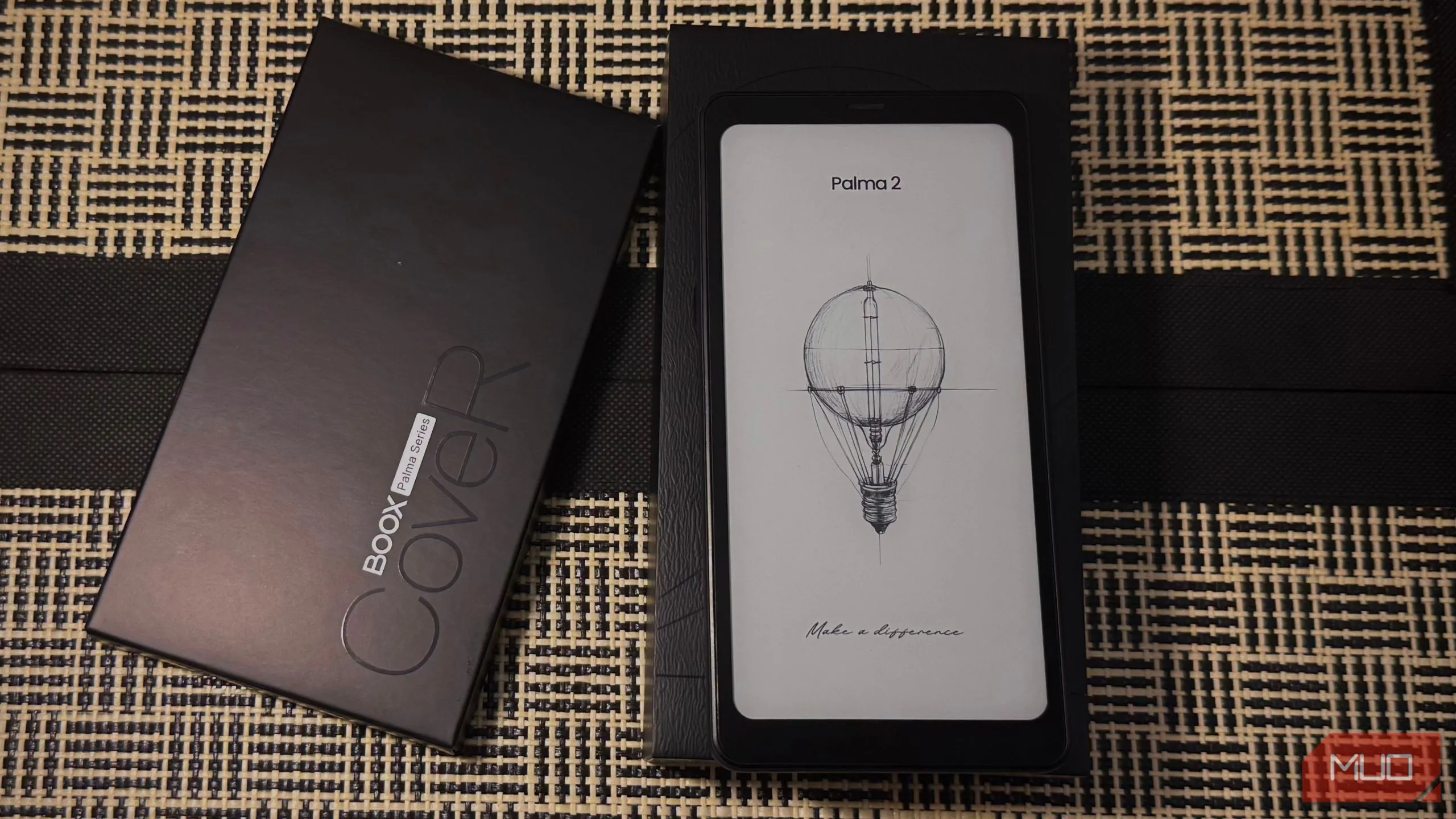 Boox Palma 2 và hộp trên bàn