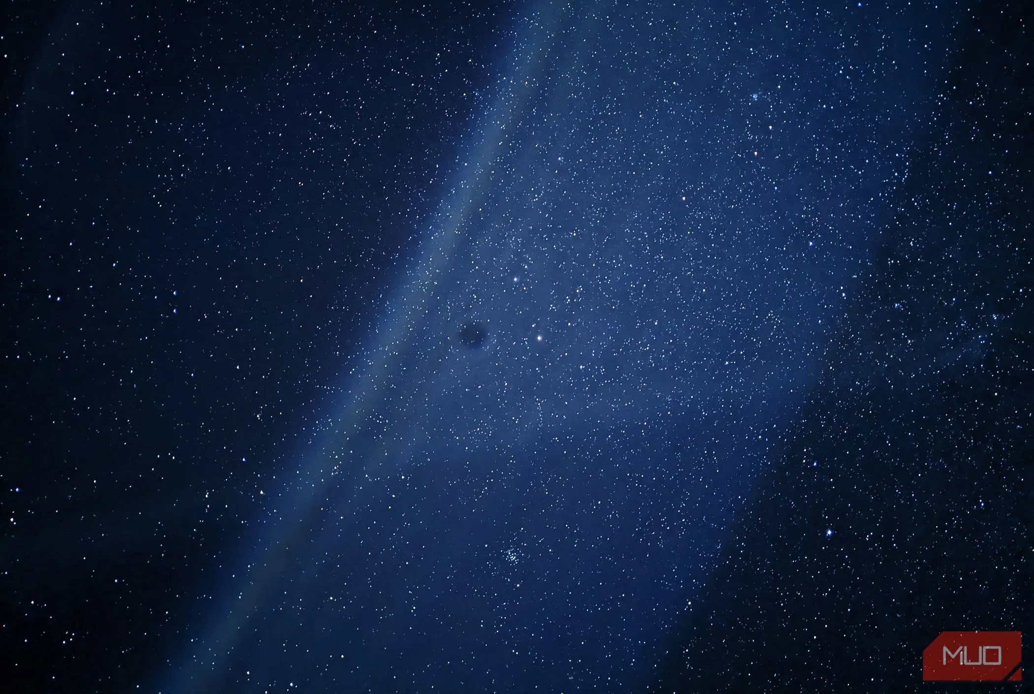 Bức ảnh bầu trời đêm đầy sao chụp bằng chế độ chụp ảnh thiên văn (Astrophotography) trên Pixel 4a
