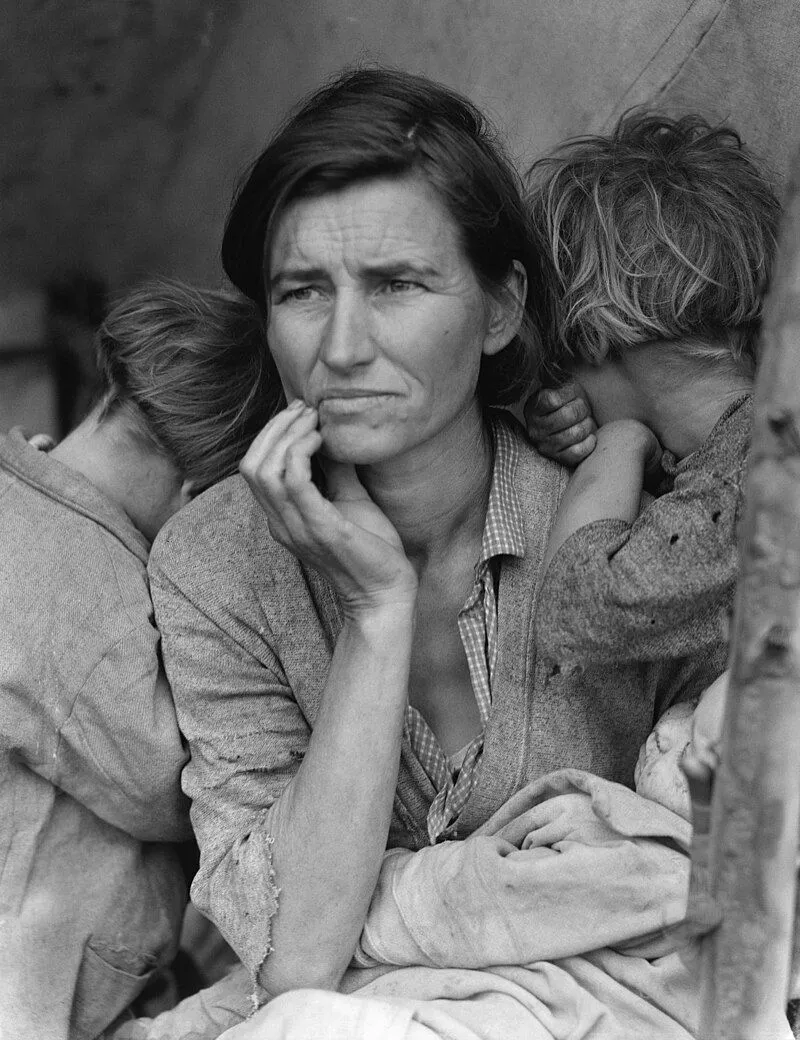 Bức ảnh biểu tượng do Dorothea Lange chụp, mô tả một người mẹ ôm các con trong thời kỳ Đại Suy Thoái.