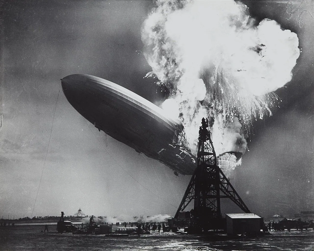Bức ảnh ghi lại cảnh khinh khí cầu Hindenburg gặp nạn.
