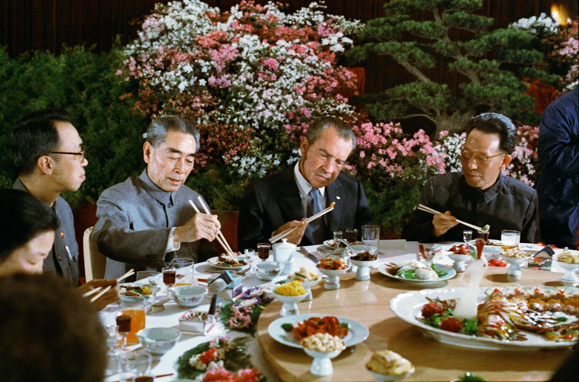 Bức ảnh mô tả cựu tổng thống Richard Nixon ăn tối với các quan chức Trung Quốc.