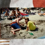 Bức ảnh phim cũ gia đình đang nghỉ lễ được đặt thẳng góc