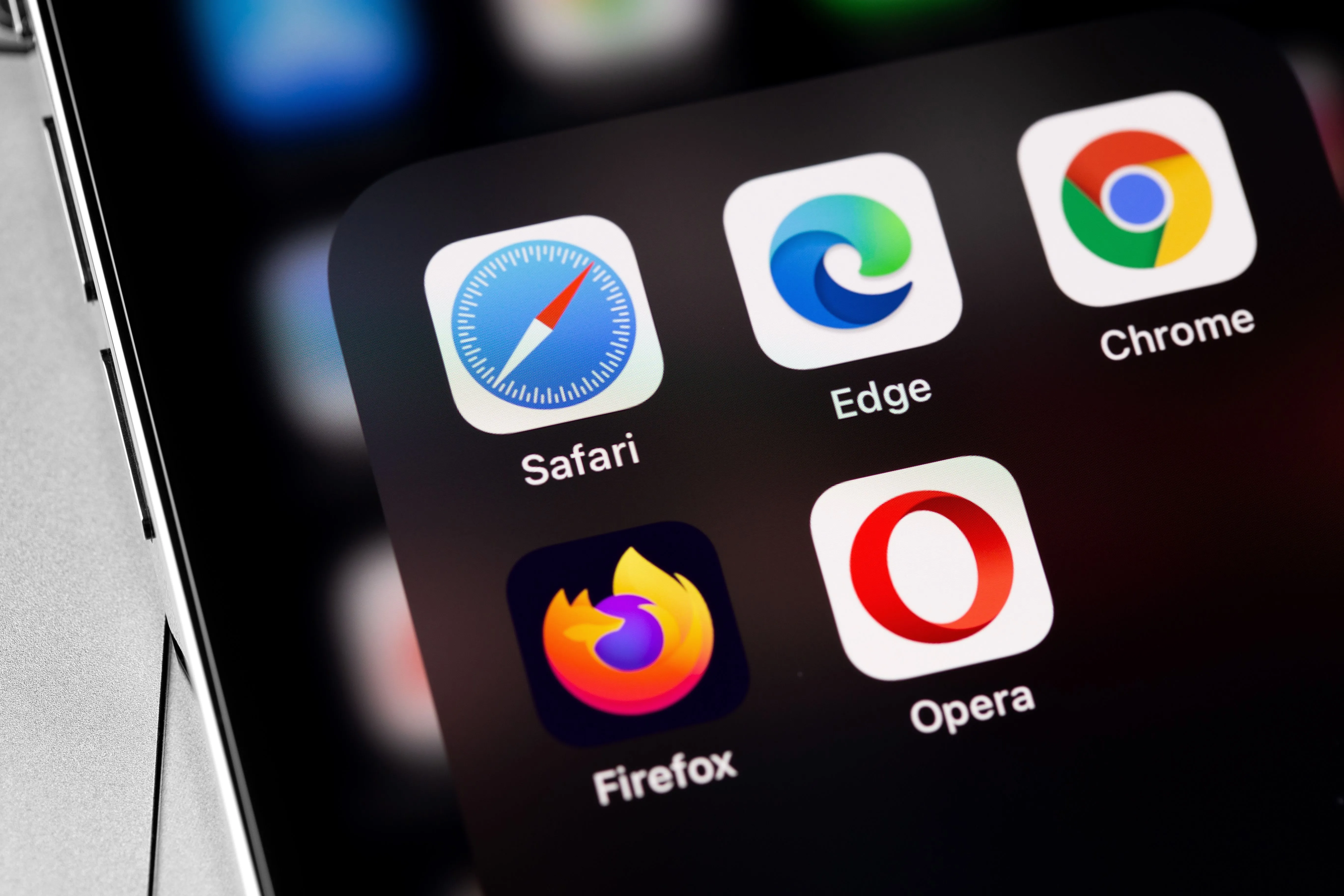 Các biểu tượng ứng dụng trình duyệt phổ biến như Safari, Chrome và Edge trên màn hình iPhone, thể hiện sự cạnh tranh của trình duyệt bên thứ ba.
