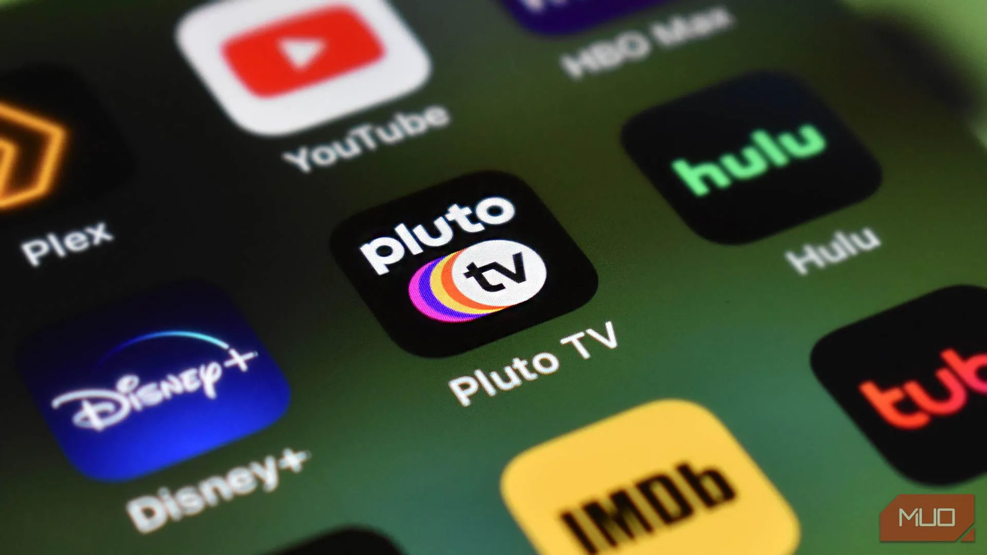 Các biểu tượng ứng dụng xem phim trực tuyến trên màn hình điện thoại, nổi bật là Pluto TV