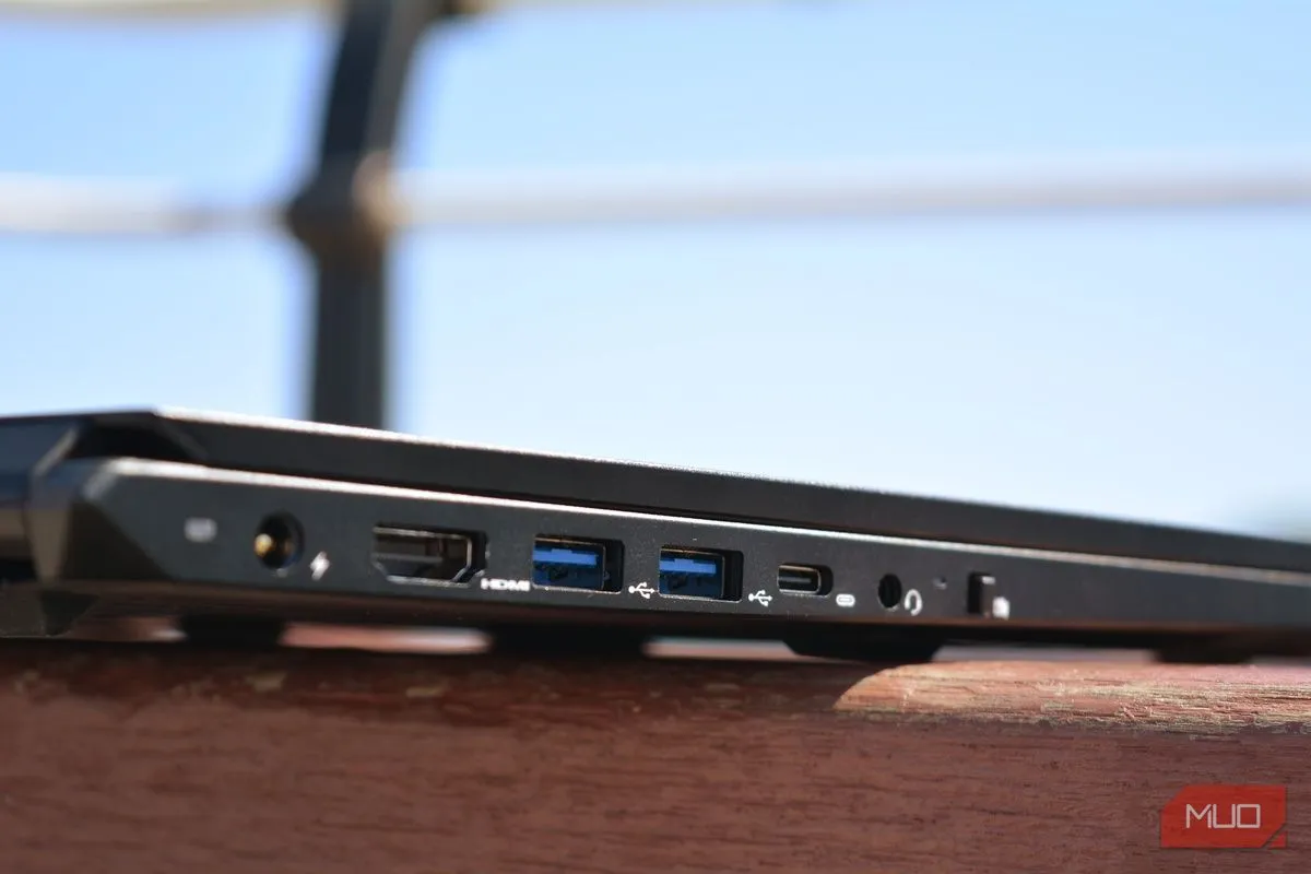 Các cổng USB trên một chiếc laptop System76 Pangolin