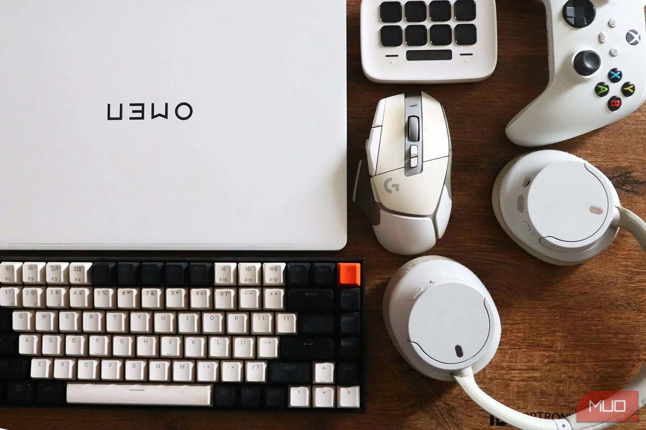 Các linh kiện PC màu trắng được sắp xếp trên bàn