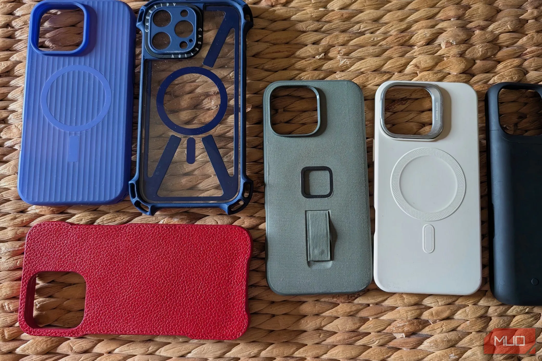 Các loại ốp lưng iPhone nằm cạnh nhau