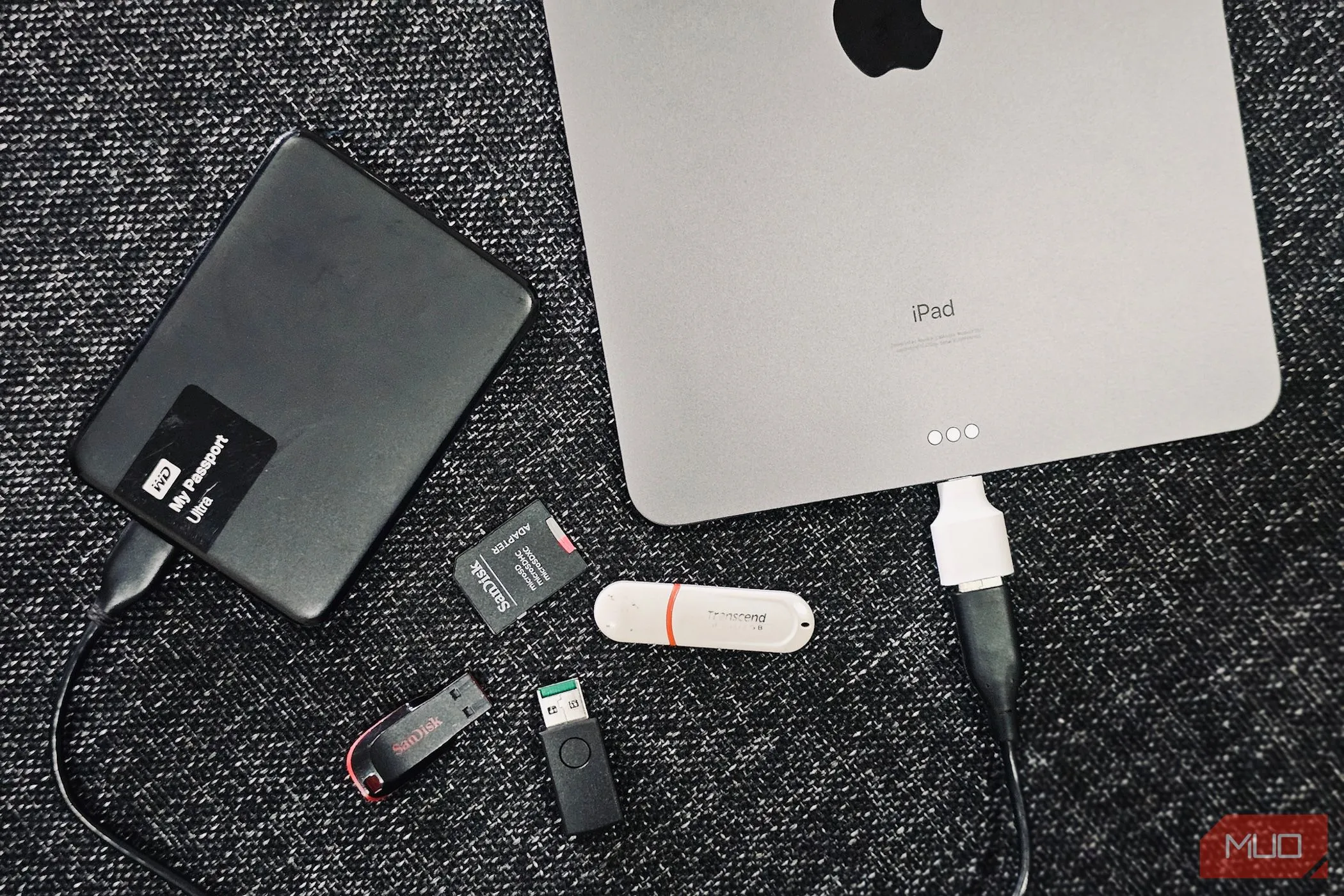 Các ổ cứng di động và iPad, thể hiện phương pháp sao lưu dữ liệu vật lý dự phòng.