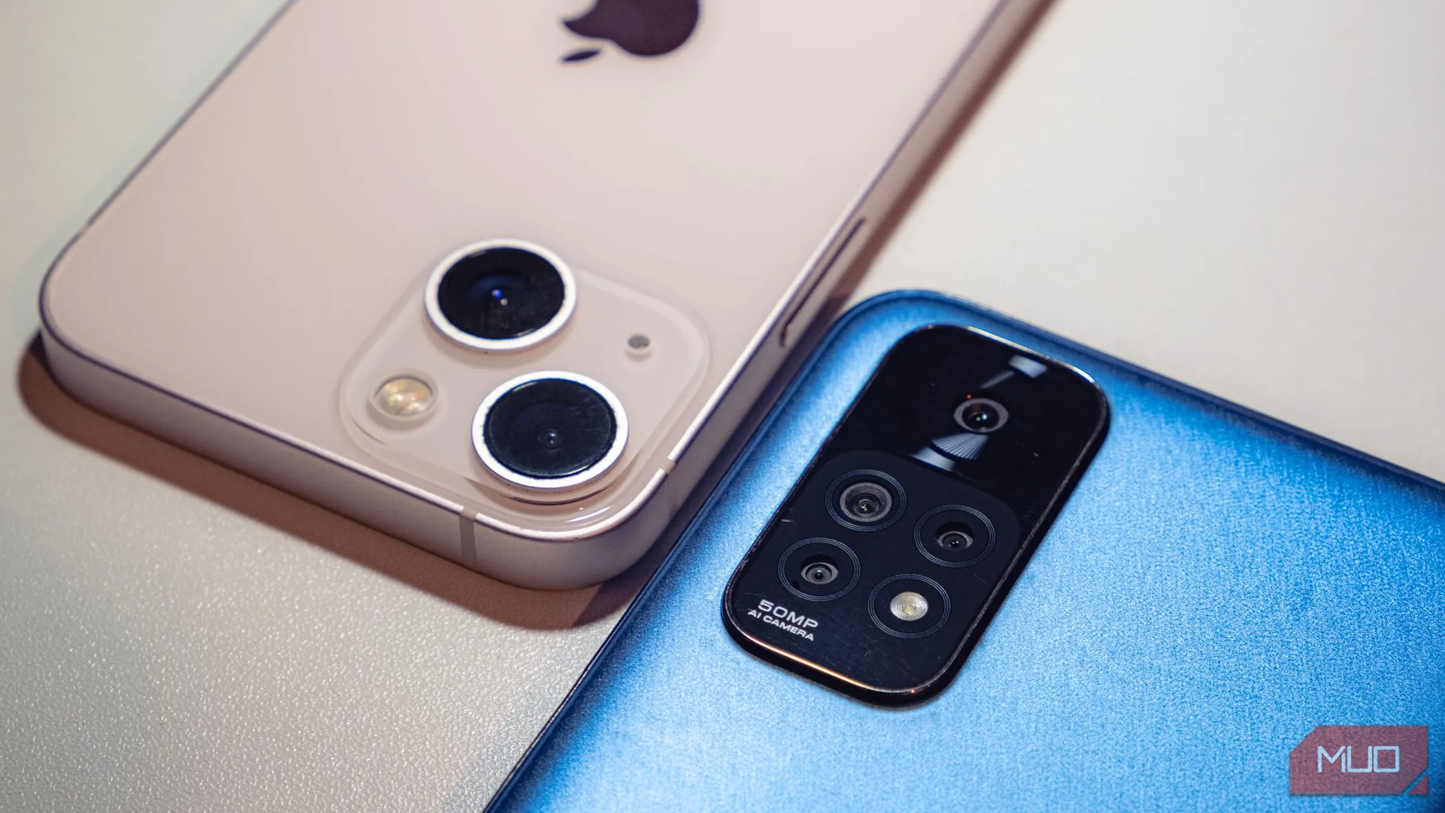 Các ống kính camera điện thoại đặt cạnh nhau