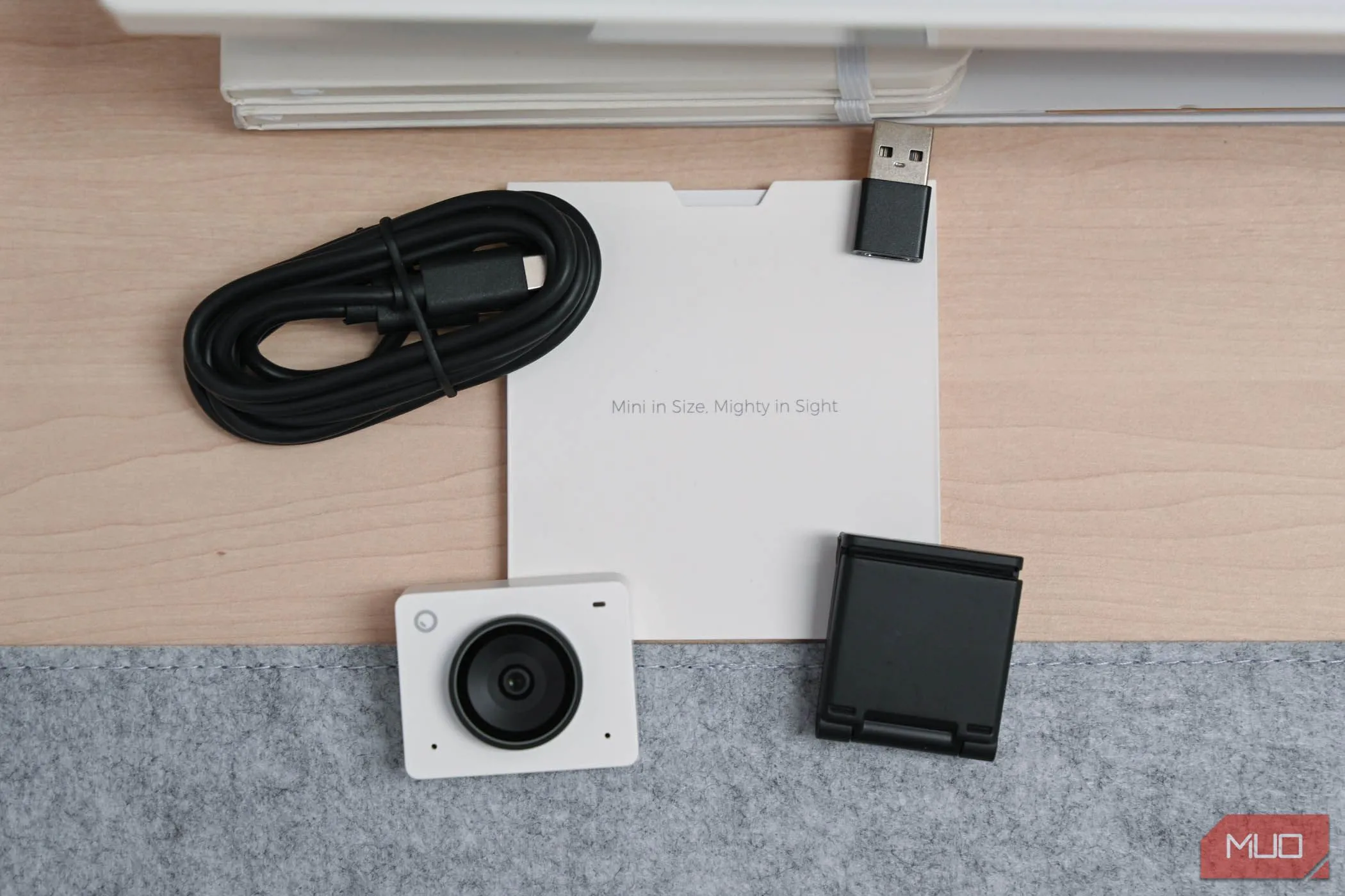 Các phụ kiện đi kèm trong hộp sản phẩm webcam OBSBOT Meet 2