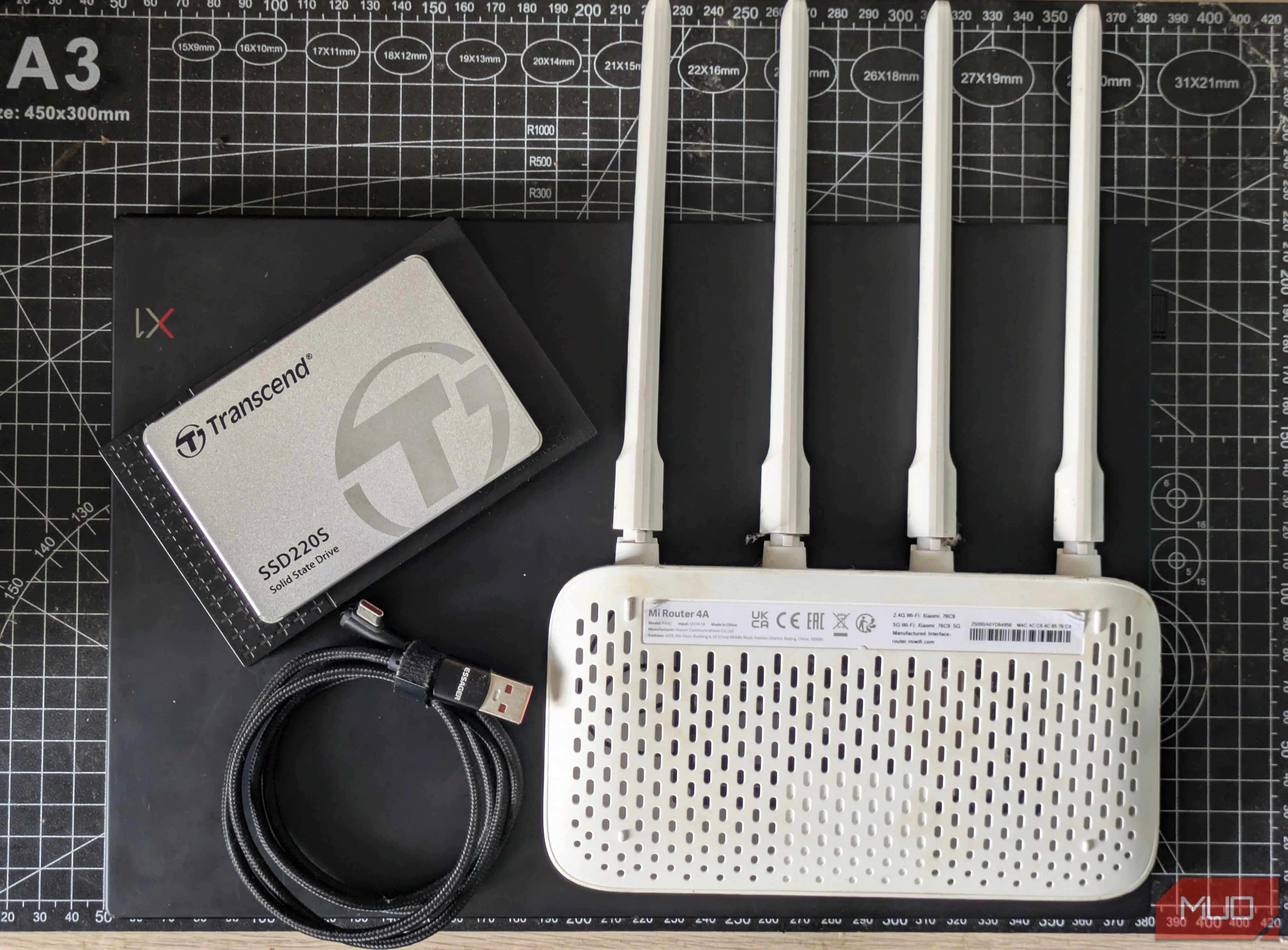 Các thành phần cần thiết để biến router thành hệ thống lưu trữ mạng NAS đơn giản: router, ổ USB và cáp