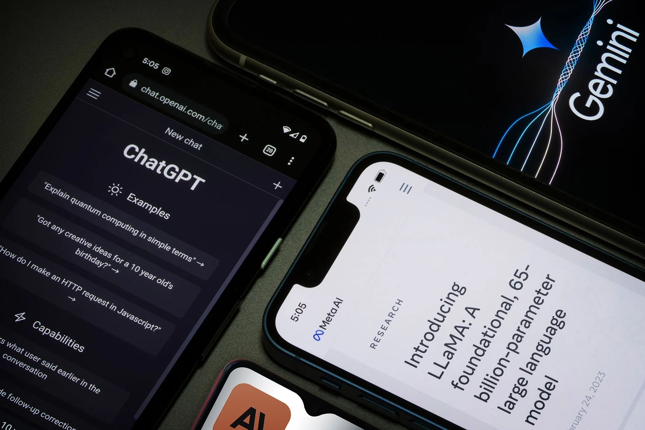 Các trợ lý AI hàng đầu như Meta AI, ChatGPT và Google Gemini trên màn hình điện thoại thông minh.