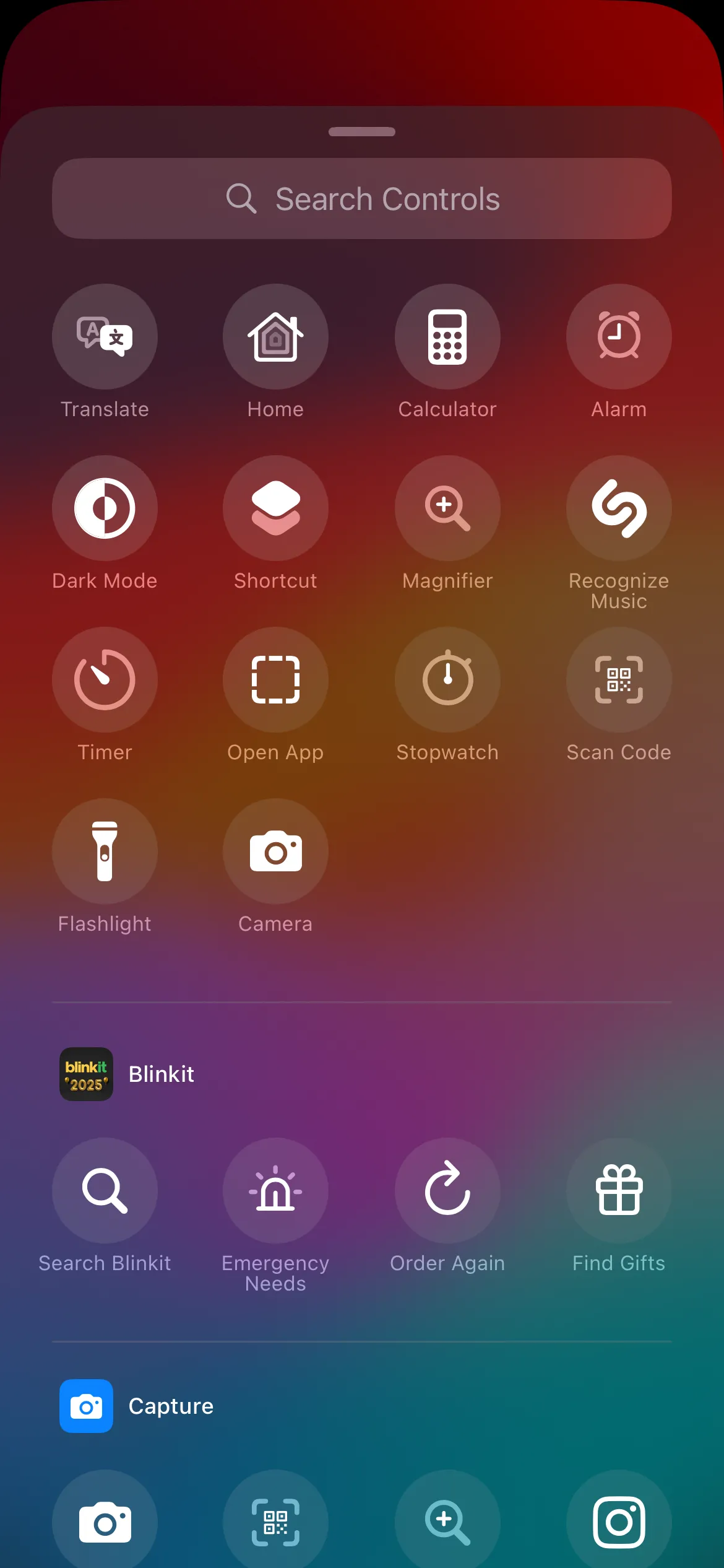Các tùy chọn phím tắt màn hình khóa trên iPhone, hiển thị biểu tượng đèn pin và camera.
