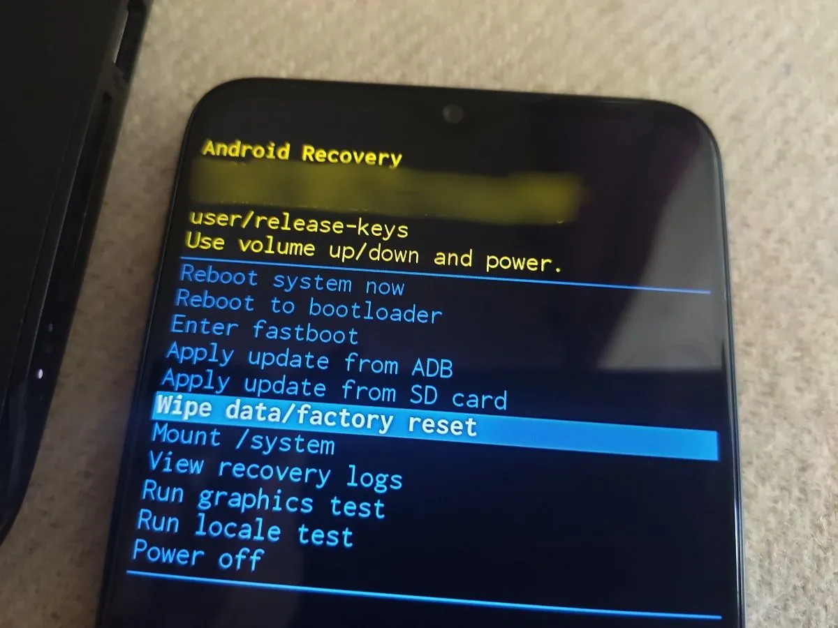 Các tùy chọn trong chế độ Recovery Mode trên điện thoại Android, bao gồm tùy chọn xóa bộ nhớ cache