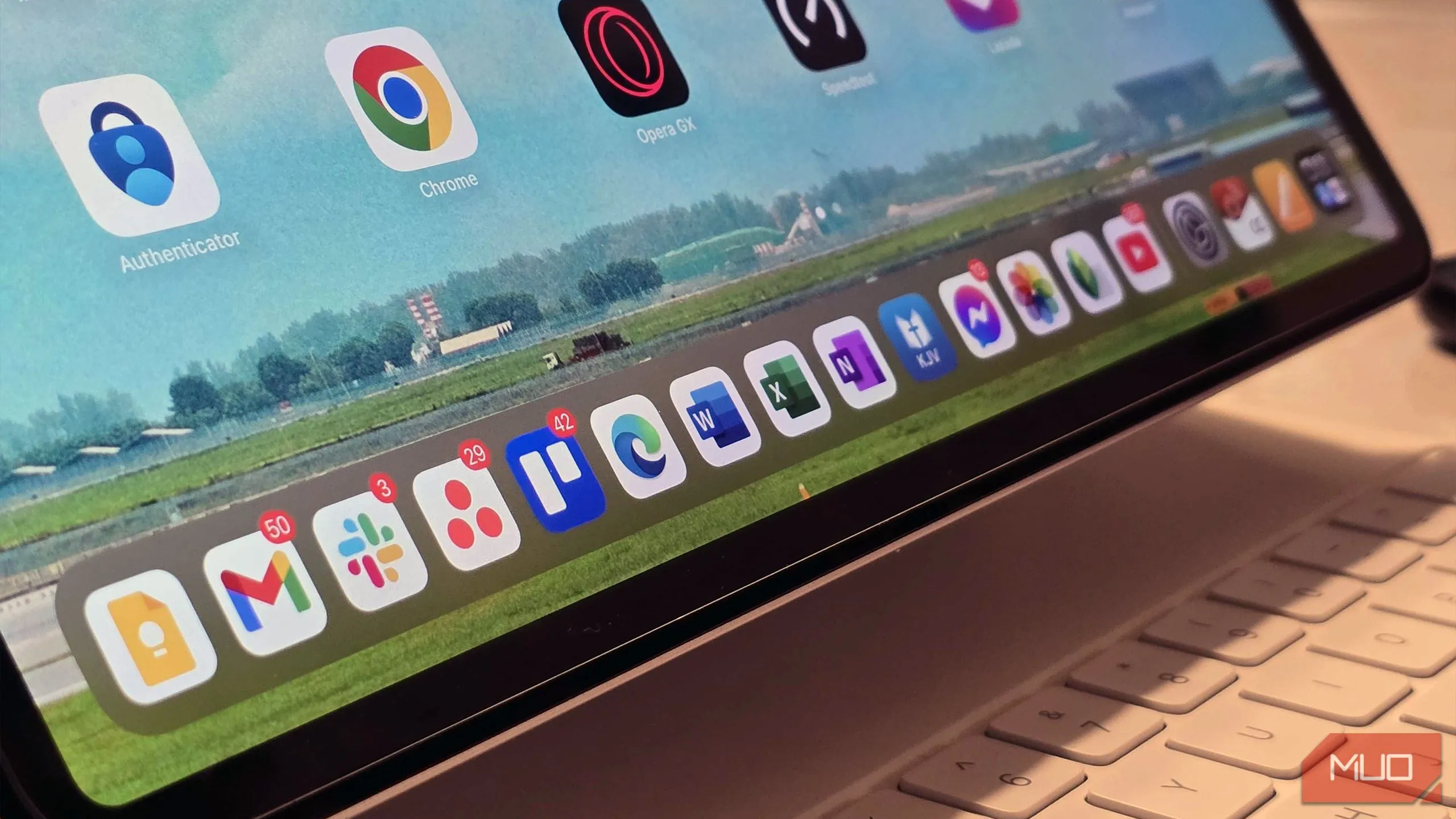 Các ứng dụng năng suất và làm việc chuyên nghiệp trên iPad Air, bao gồm Microsoft 365 và Adobe Lightroom