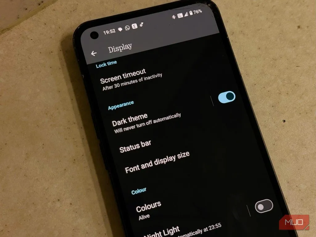 Cài đặt chế độ tối (Dark Mode) trên điện thoại Android, giúp giao diện chuyển sang tông màu đen.