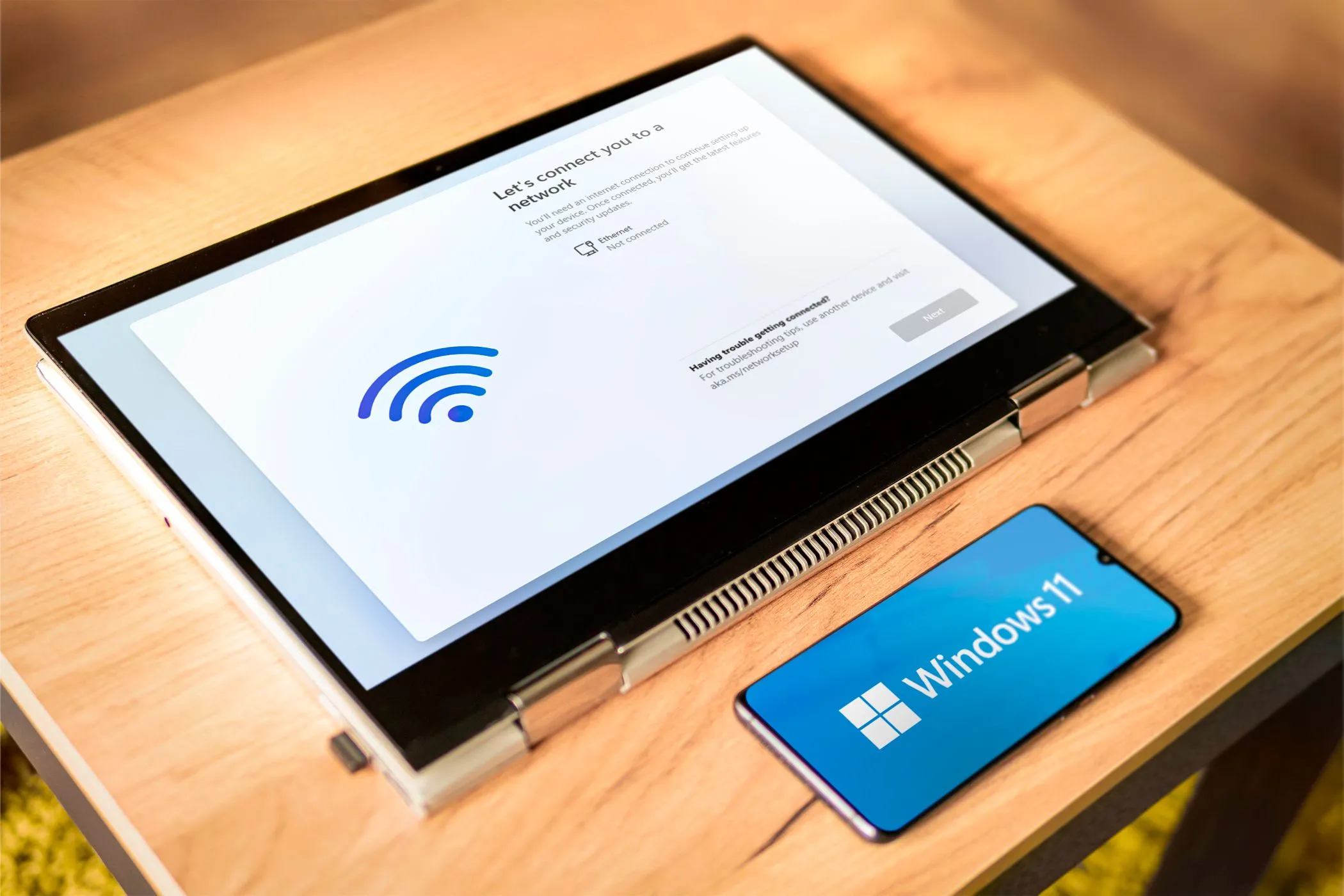 Cài đặt ngoại tuyến Windows 11 trên laptop và điện thoại có logo Windows 11