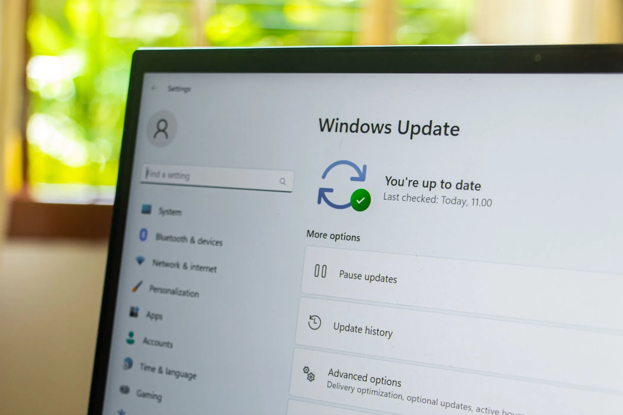 Cài đặt Windows Update trên laptop Windows.