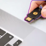 Cắm USB vào cổng máy tính để sử dụng làm khóa vật lý cho PC