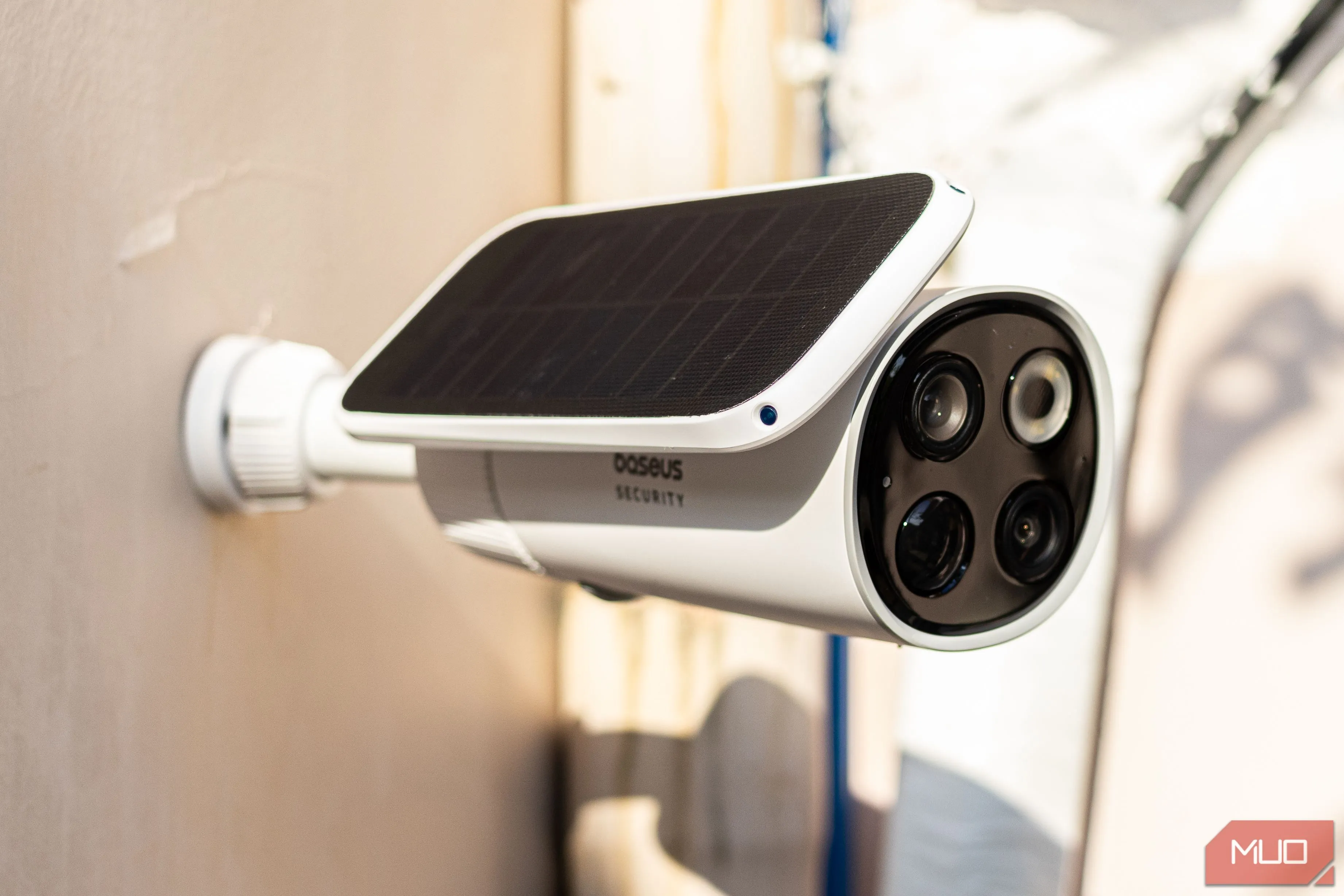 Camera an ninh Baseus S1 Pro được lắp đặt ngoài trời, tấm pin năng lượng mặt trời hướng ra nắng để sạc pin