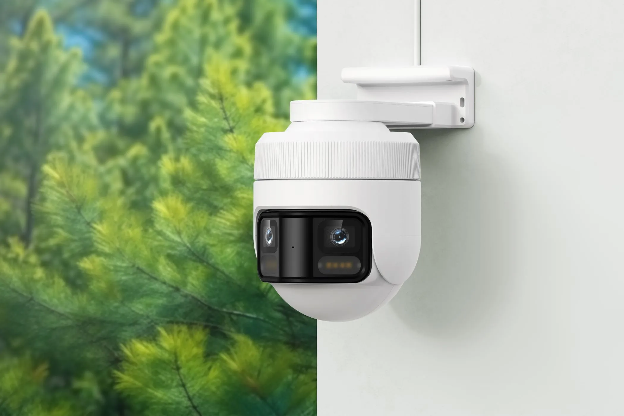 Camera an ninh IMILAB EC6 Panorama được lắp đặt ngoài trời, thể hiện khả năng giám sát toàn cảnh 180 độ.