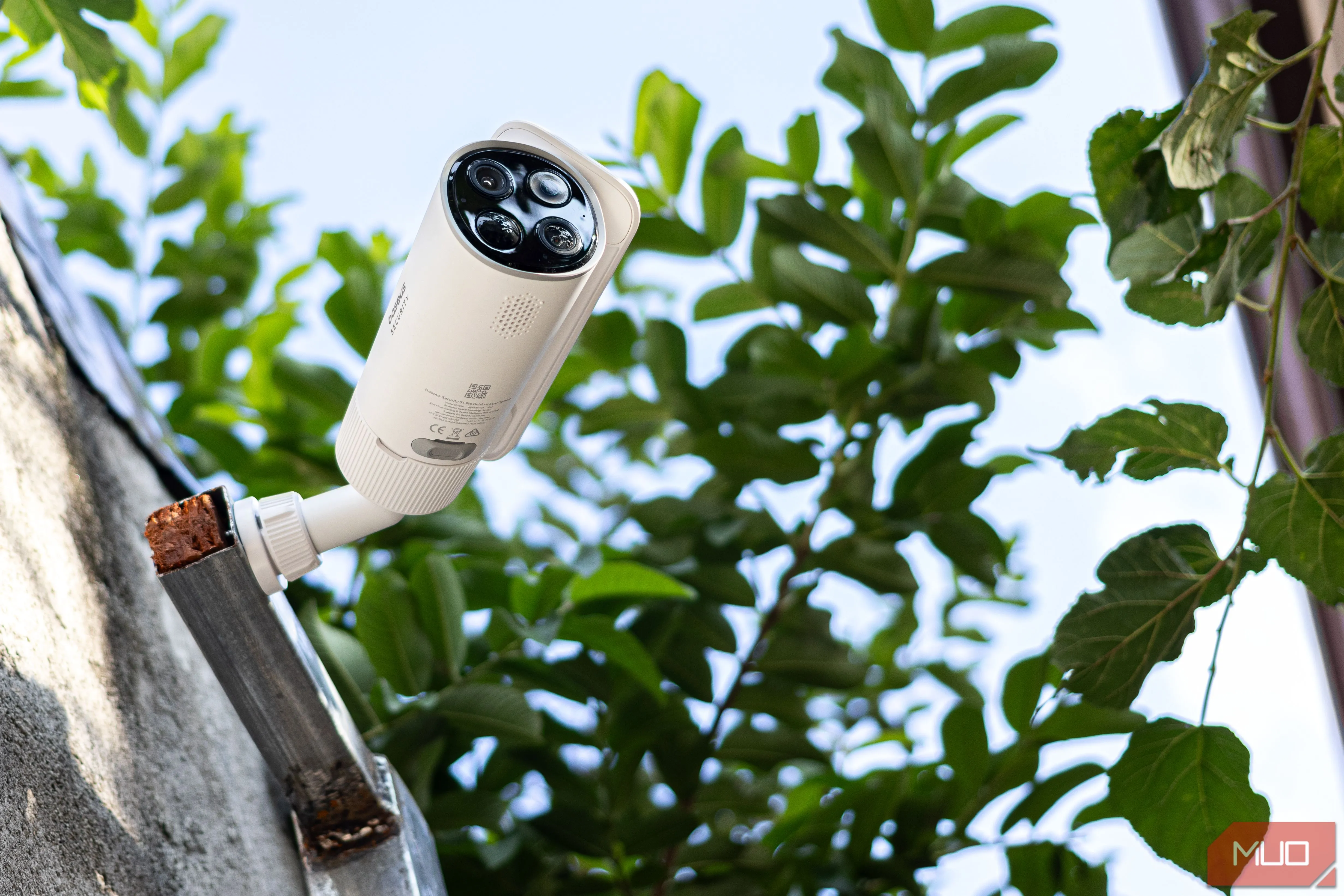Camera Baseus S1 Pro được gắn trên tường, tấm pin mặt trời tích hợp giúp tự động sạc lại