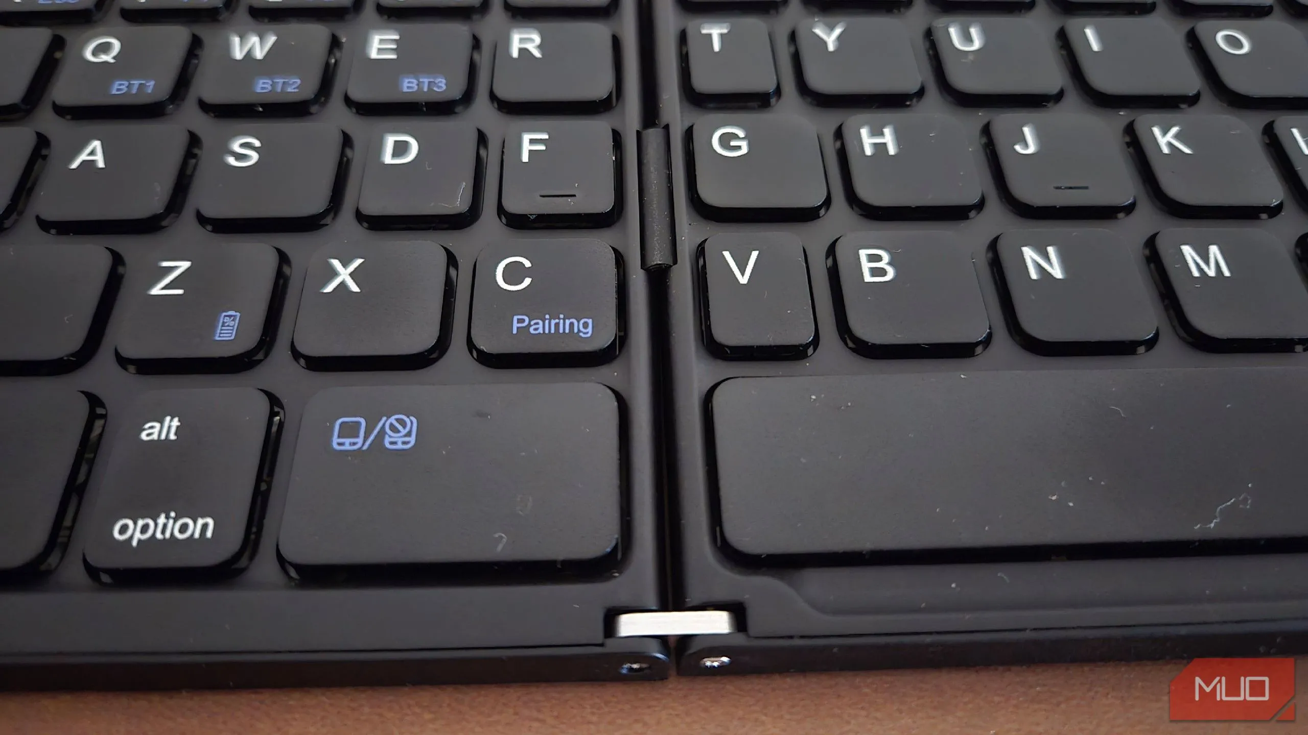 Cận cảnh bản lề của bàn phím Bluetooth gập