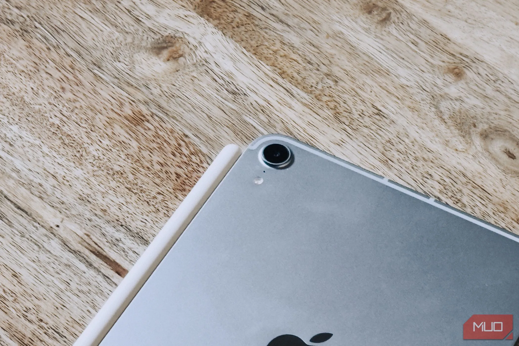 Cận cảnh camera iPad Mini (A17 Pro) trên bàn cà phê