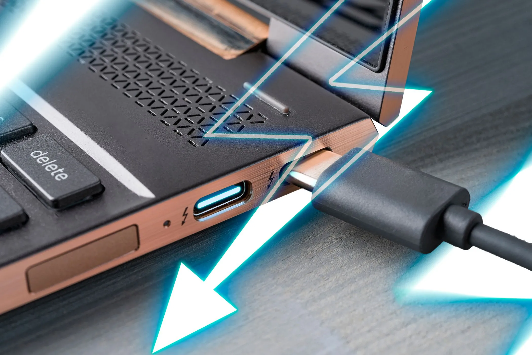 Cận cảnh cổng Thunderbolt USB-C trên laptop với biểu tượng tia sét, minh họa một trong những chuẩn kết nối tốc độ cao hiện nay.