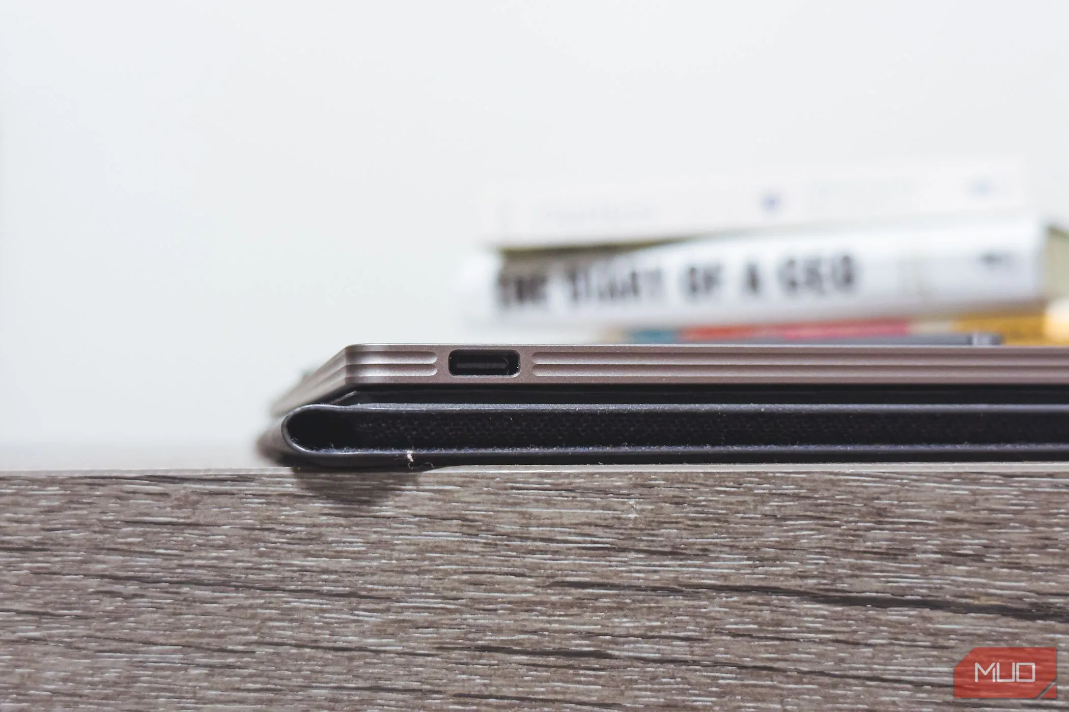 Cận cảnh cổng USB-C của reMarkable Paper Pro
