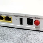 Cận cảnh cổng USB trên bộ định tuyến, sẵn sàng kết nối ổ cứng ngoài để tạo NAS mini