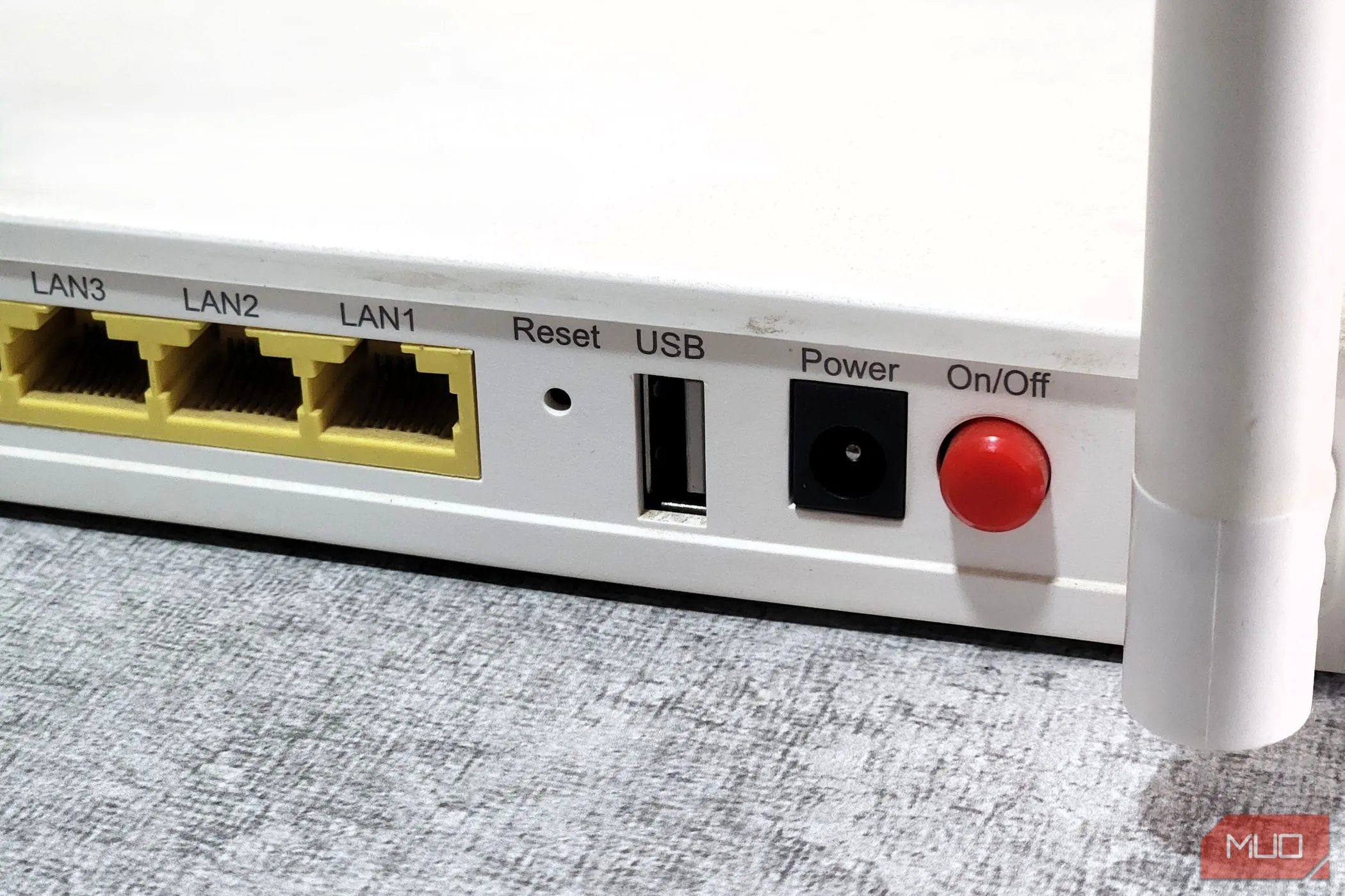 Cận cảnh cổng USB trên bộ định tuyến, sẵn sàng kết nối ổ cứng ngoài để tạo NAS mini