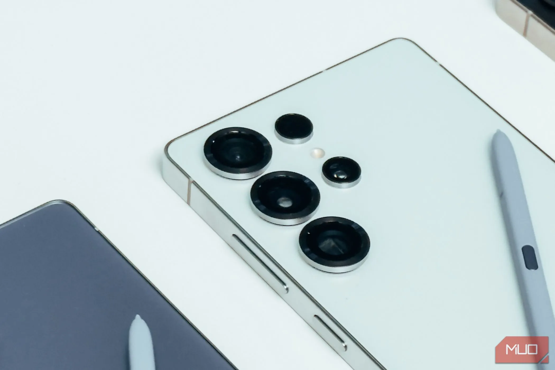 Cận cảnh cụm camera Samsung Galaxy S25 Ultra màu trắng