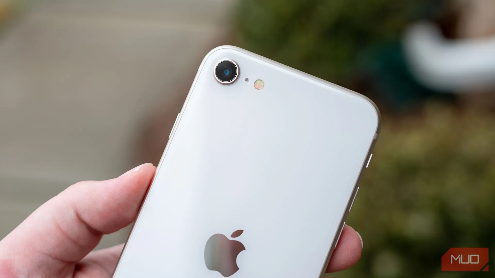 Cận cảnh mô-đun camera sau đơn trên iPhone SE 2022 màu đỏ