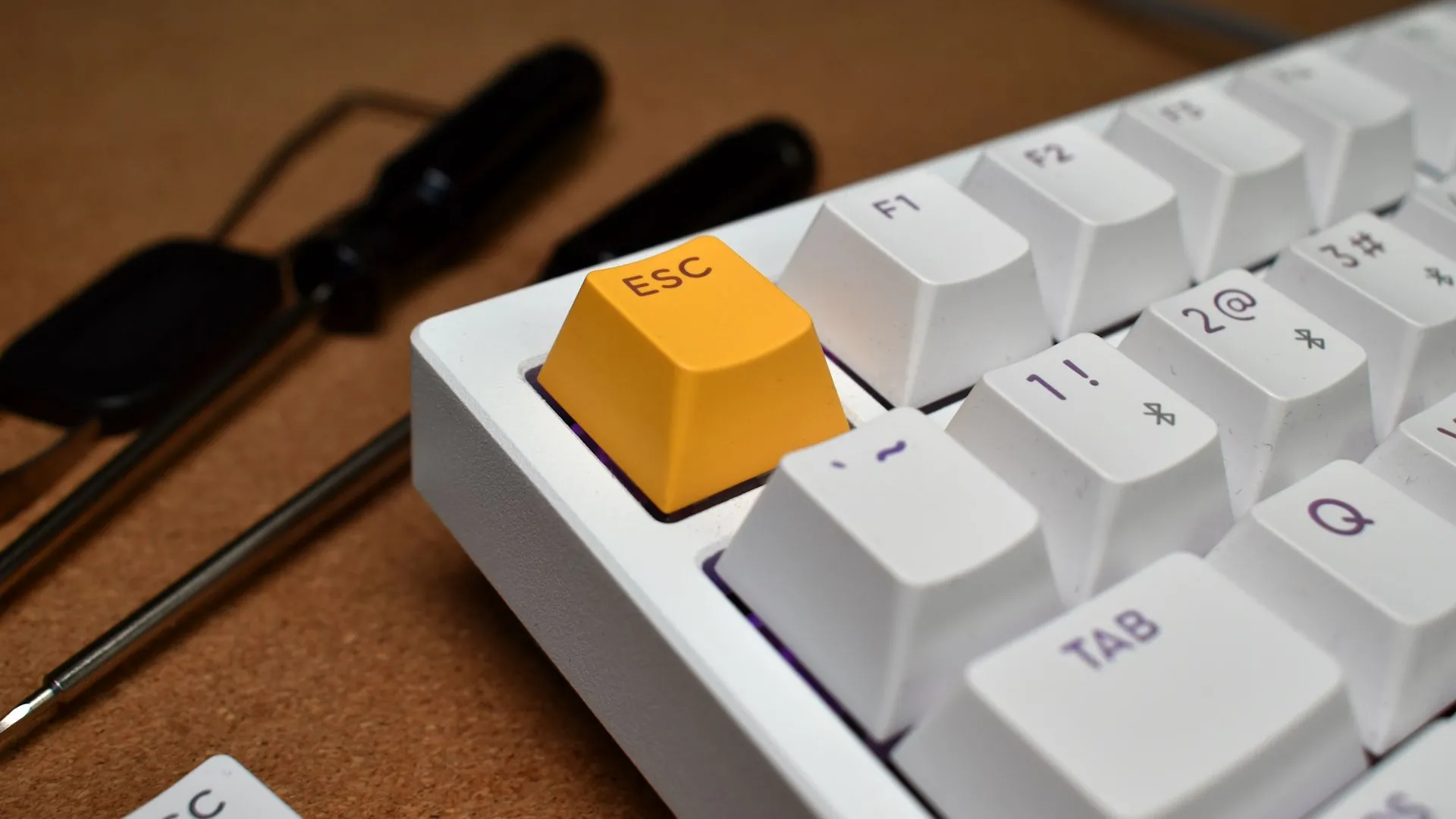 Cận cảnh phím ESC màu vàng nổi bật trên bàn phím Lemokey P1 HE.