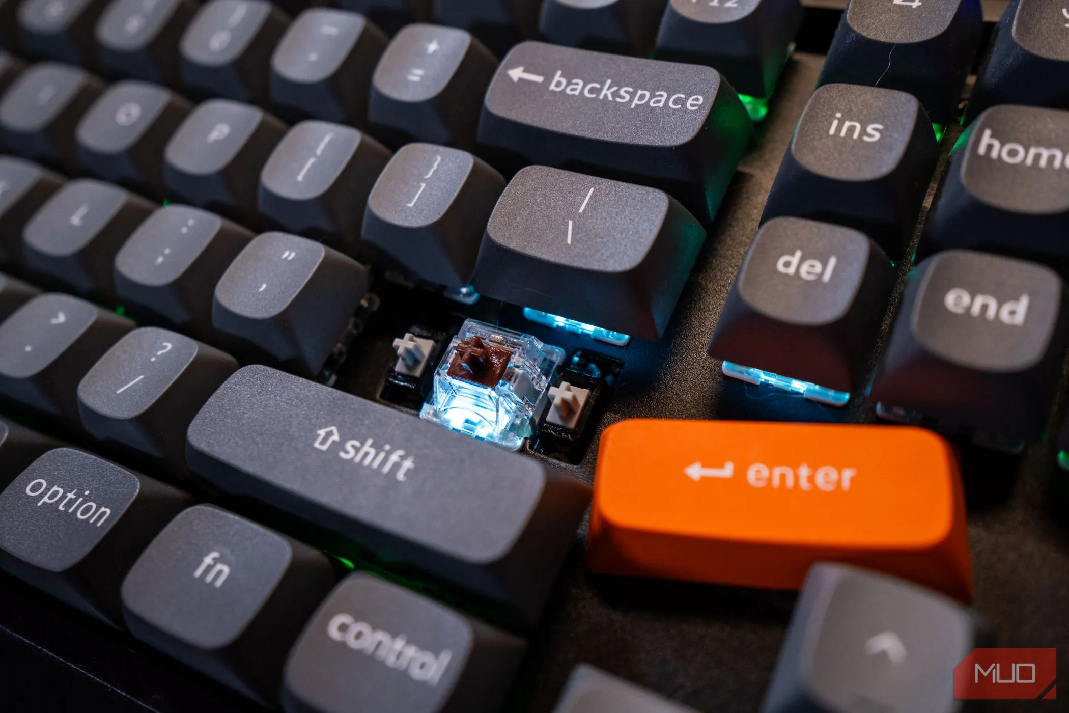 Cận cảnh switch của Keychron K8 Max với bộ ổn định PCB cho phím Enter