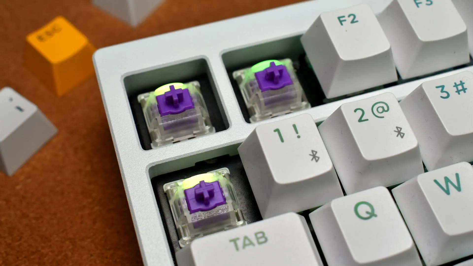 Cận cảnh switch từ tính Gateron Double-Rail Nebula trên bàn phím Lemokey P1 HE.