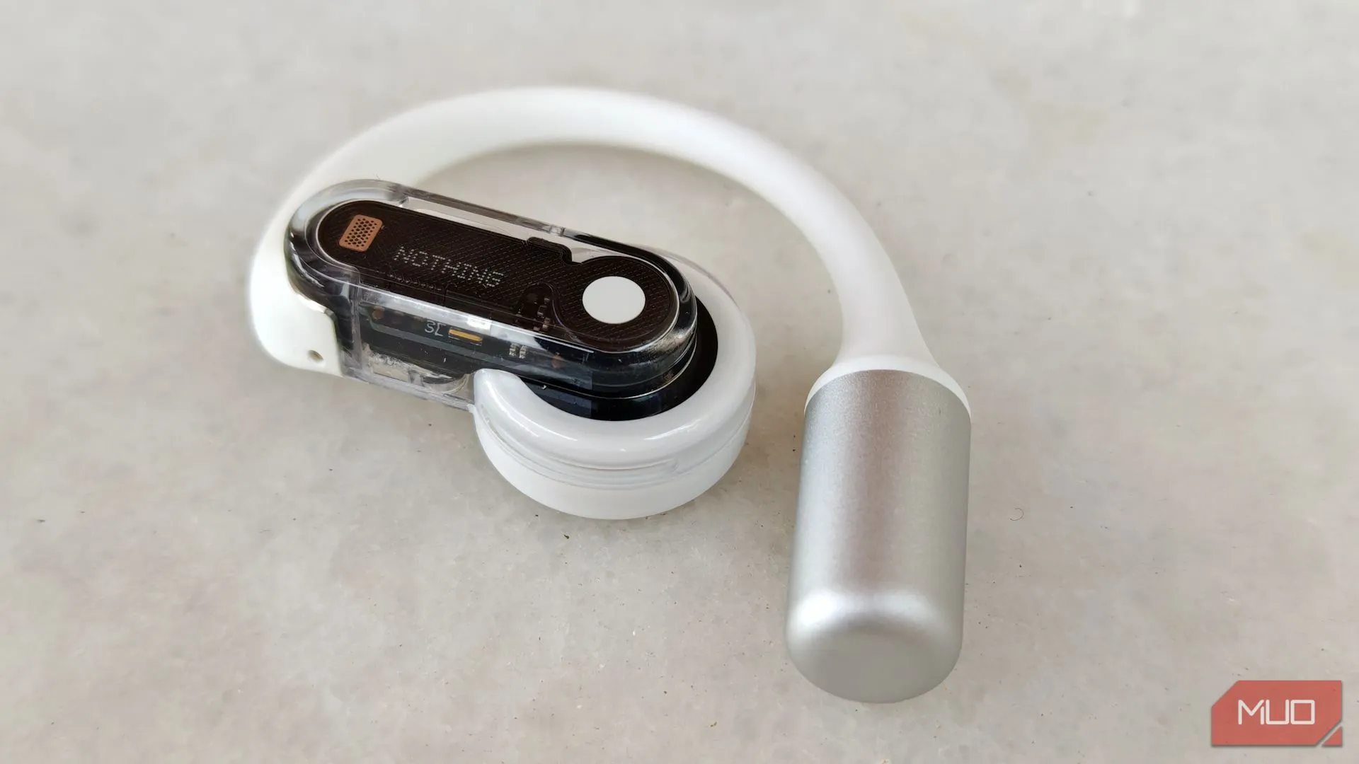 Cận cảnh tai nghe Nothing Ear (open) bên trái, làm nổi bật chi tiết thiết kế và driver