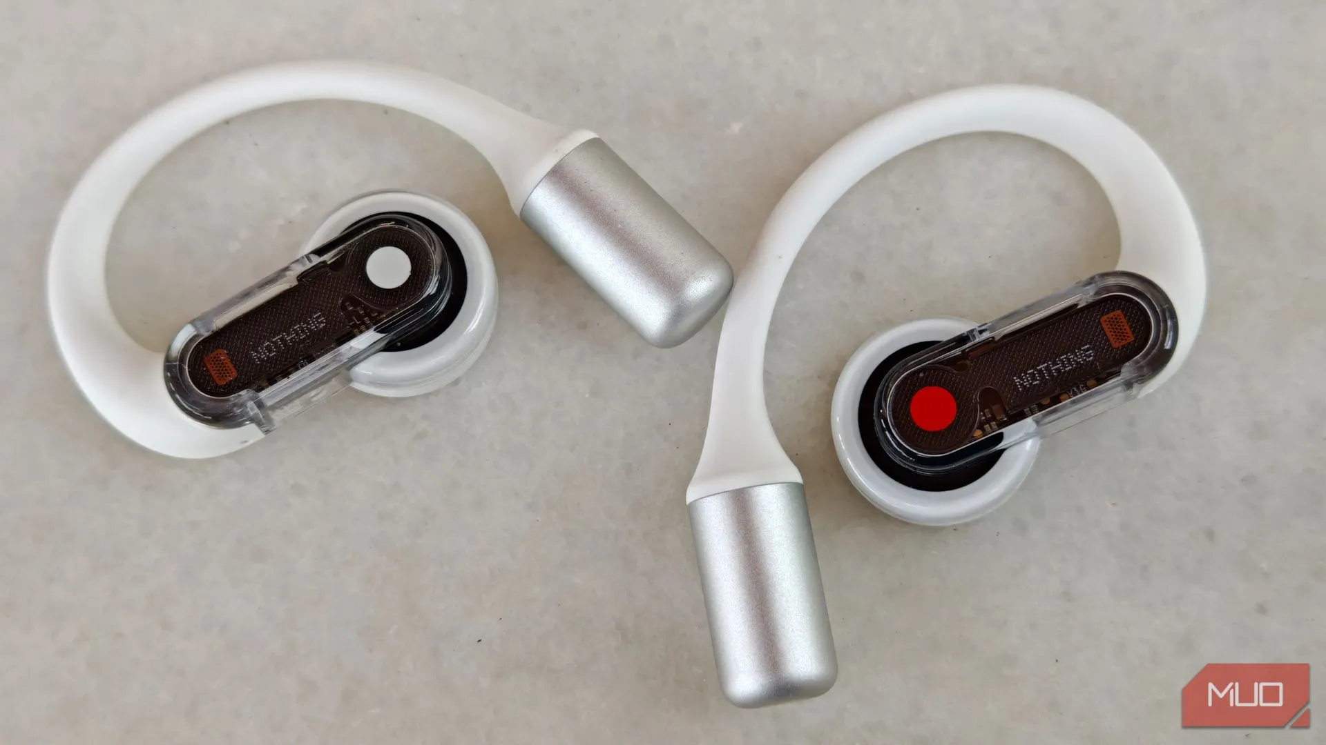 Cận cảnh tai nghe Nothing Ear (open) từ trên xuống, cho thấy thiết kế móc tai và củ loa