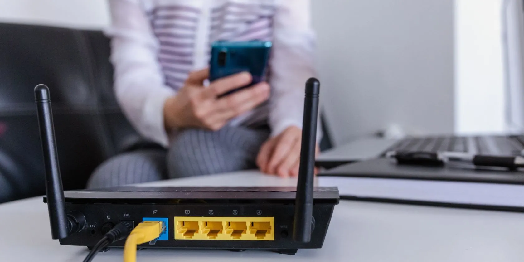 Cận cảnh thiết bị router Wi-Fi trong một không gian sống, đại diện cho mạng gia đình cần được bảo vệ khỏi các lỗ hổng như UPnP