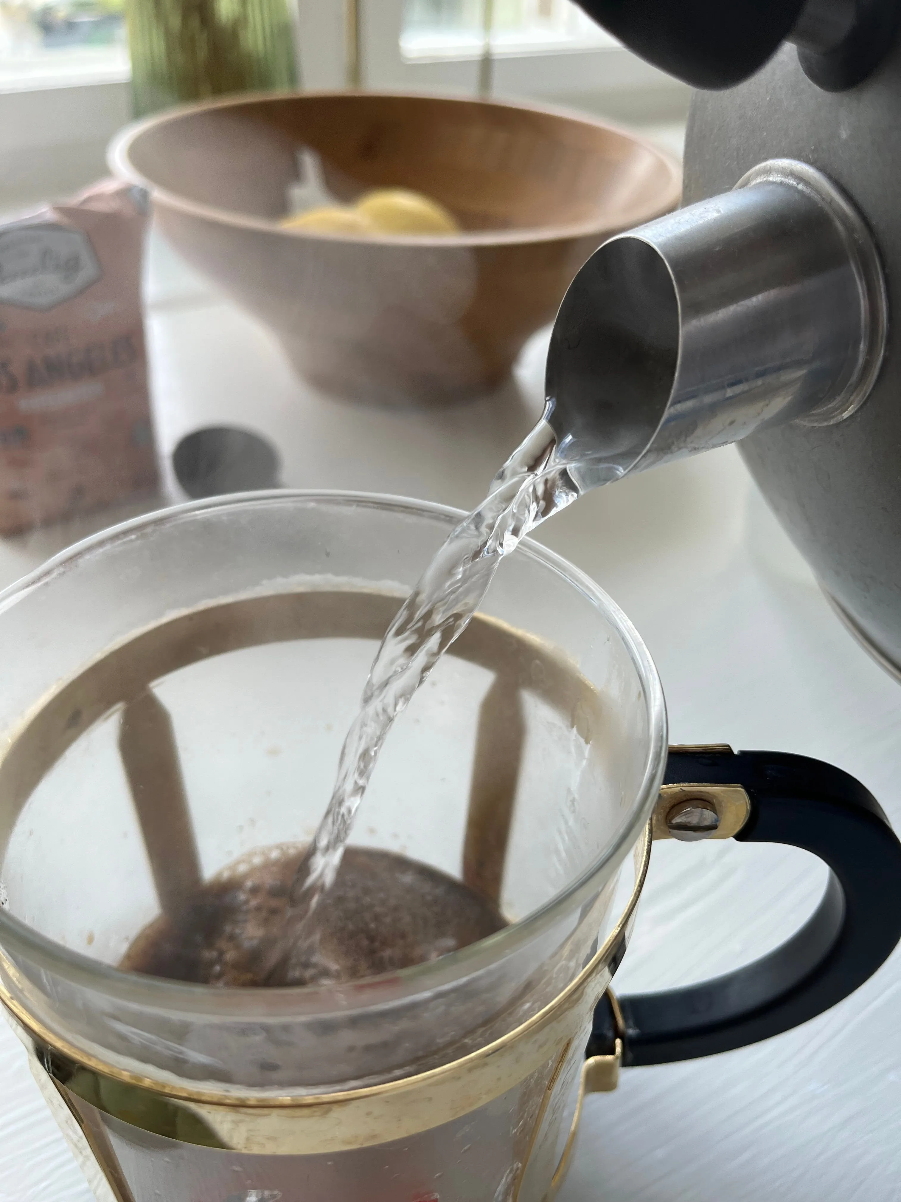 Cảnh nước được rót từ ấm vào máy pha cà phê thủ công