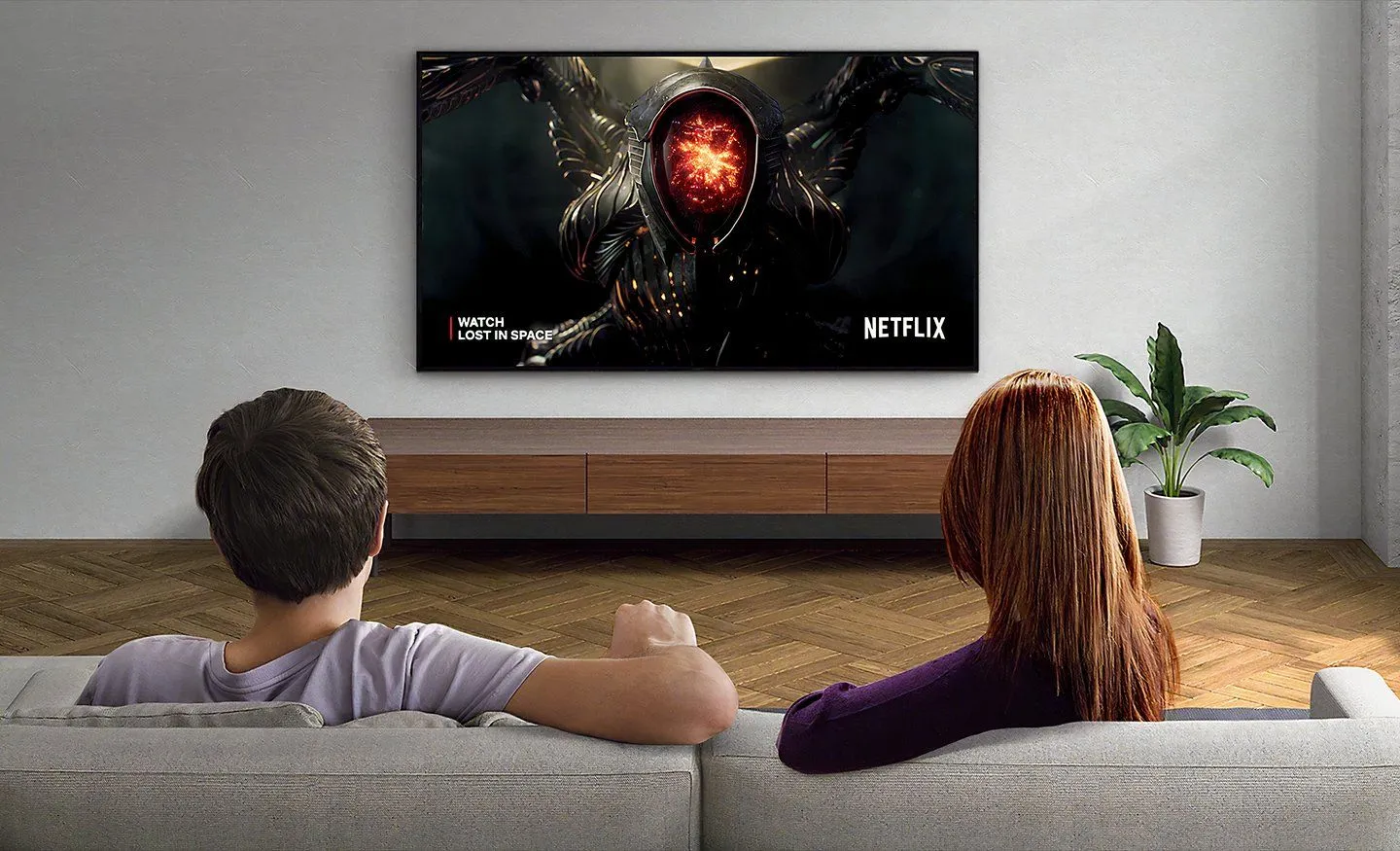 Cặp đôi thưởng thức Netflix trên TV Sony Bravia Mini-LED trong phòng đầy đủ ánh sáng tự nhiên