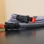 Cáp Ethernet Snowkids Cat 8 cuộn tròn trên bàn