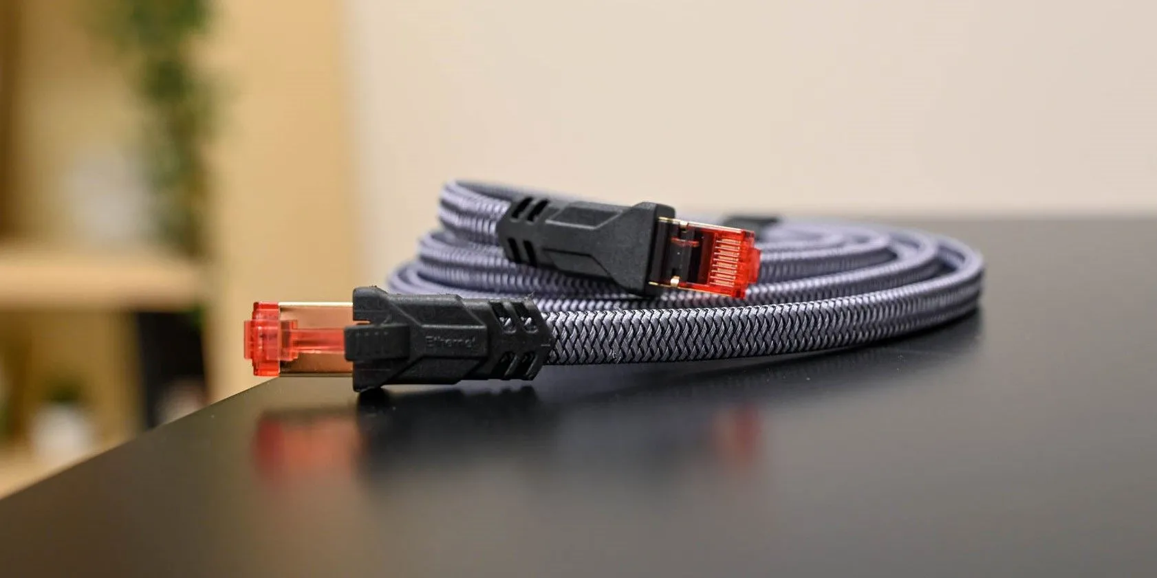 Cáp Ethernet Snowkids Cat 8 cuộn tròn trên bàn