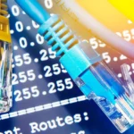 Cáp Ethernet và thông tin địa chỉ IP trên màn hình máy tính, minh họa cho kết nối mạng dây ổn định