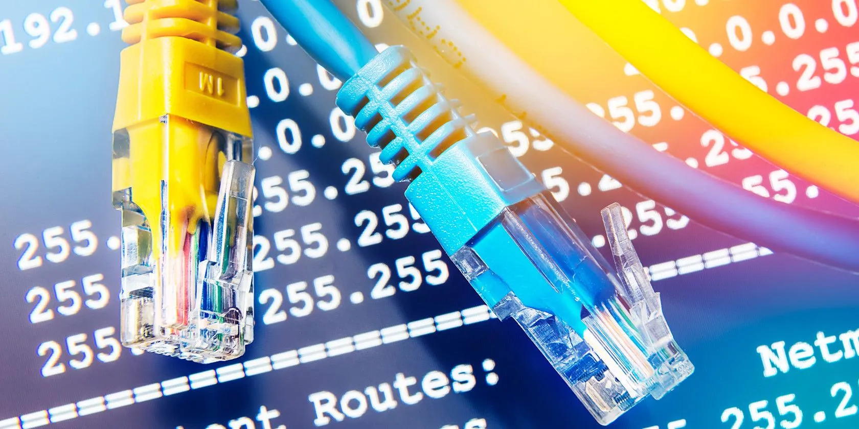Cáp Ethernet và thông tin địa chỉ IP trên màn hình máy tính, minh họa cho kết nối mạng dây ổn định