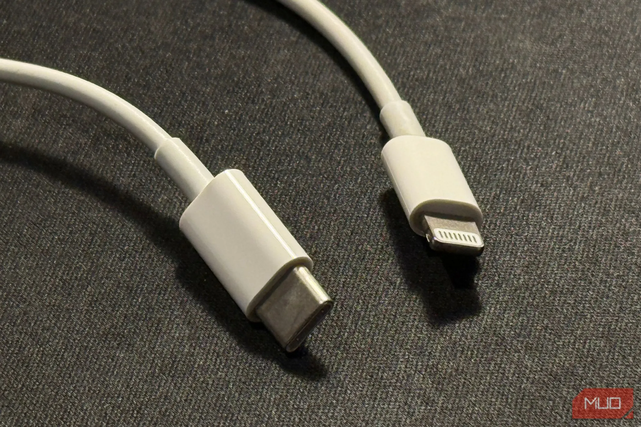 Cáp sạc Lightning sang USB-C với hai đầu kết nối, loại cáp phổ biến cho nhiều dòng iPhone trước iPhone 15