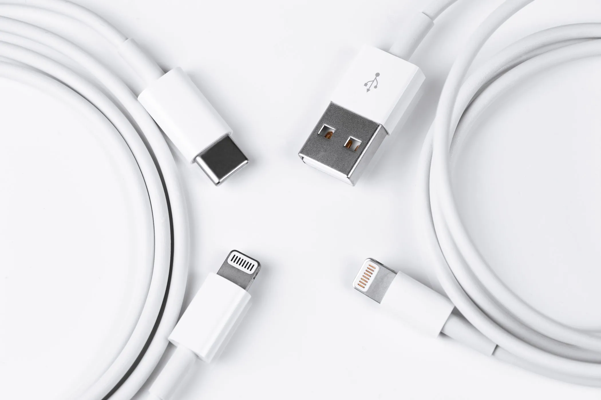 Cáp sạc USB-C đang dần phổ biến nhưng cổng USB-A vẫn cần thiết cho chuyến bay dài.