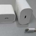 Cáp sạc USB-C và hai củ sạc USB-A cạnh nhau, minh họa các cổng kết nối phổ biến